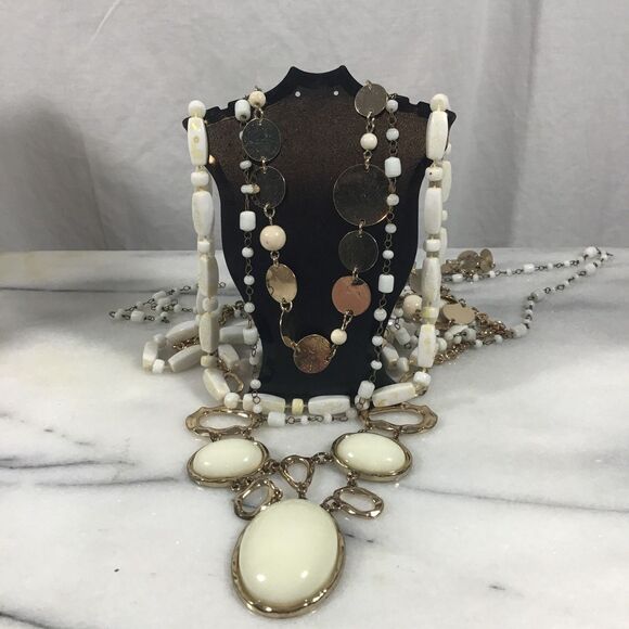 Four (4) Vintage Necklaces In Various Style - Picture 1 of 5